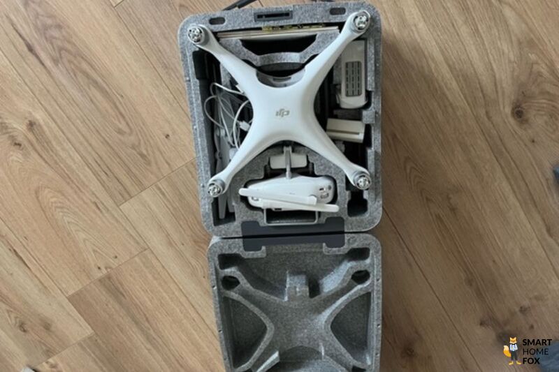 Offener Drohnenkoffer mit Drohnen Zubehör